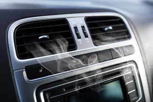 Kaip panaikinti rūkalų kvapą iš automobilio?